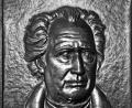 Bild: tsp
Dieses gusseiserne Porträt von Goethe ist auf der Gedenktafel im Haus Mehler verewigt. Der berühmte Dichter kam auf seiner Reise nach Italien auch durch Tirschenreuth.