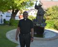 Bild: jr
Pfarrer Lawrence Joseph Kibuuka vor dem Pater-Liberat-Weiß-Brunnen in Konnersreuth - in der Marktgemeinde fühle er sich wohl, betont der Geistliche aus Uganda.