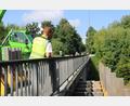 Bild: prh
Techniker Maximilian Aßmann von der Firma Sigma Ingenieure überwacht die Anbringung des Kappengerüsts an der Brücke über die A93 im Breiten Weg. Die Baumaßnahmen und die damit verbundene Vollsperrung dauert voraussichtlich bis einschließlich 2.. Dezember.