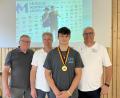 Bild: nza
Die Thumsenreuther Schützen begrüßten mit Freude ihren Deutschen Meister im Schützenhaus, (von links) Zweiter Bürgermeister Herbert Mattes, Trainer und Jugendleiter Wolfgang Schraml, Nachwuchsschütze Jakob Tretter und Vorsitzender Horst Bauer.