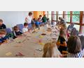 Bild: bsc
Zu einem Bastelnachmittag hatte der Kleintierzuchtverein Friedenfels im Rahmen des Kinderferienprogramms eingeladen. Mit im Bild die beiden Vorsitzenden Ramona Tretter (hinten, Mitte sitzend) und Nadja Dostler (stehend, links daneben).