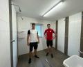 Bild: lei
Kassier Jürgen Leißner (links) und sein Bruder Achim, der Trainer der Schneckenelf, in der renovierten Dusche.