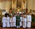 Bild: do
Unser Bild zeigt Pater Tomas Rostek (Bildmitte) beim Abschiednehmen im Kreise des liturgischen Dienstes und den Vertretern der kirchlichen Gremien der Pfarrei St. Georg.