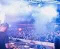 Bild: sfo
DJ Felix Kröcher legt Samstagnacht beim "After World"-Open-Air in Immenreuth auf. Die Leute vor der Bühne tanzen.
