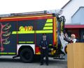 Bild: bey
Pfarrer Arnold Pirner segnet das neue Feuerwehrfahrzeug.