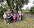 Bild: Ameisenschutzverein Tirschenreuth/exb
Ameisenschutzverein-Vorsitzender Michael Weiß, Thomas Döhler und Martin Schedl (von links) bei der Ferienaktion im Kreislehrgarten zusammen mit einigen der teilnehmenden Kinder.