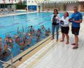 Bild: Stadtwerke Amberg/exb
Benjamin Hüttner, Schwimmmeister der Stadtwerke Amberg Bäder und Park GmbH überreicht dem Vereinsvertretern Brischitte Bodensteiner, stellvertretende Abteilungsleitung, und Christina Matz, Abteilungsleitung vom TV Amberg, Abteilung Schwimmen (von rechts), 250 Bademützen im Wert von über 1500 Euro. Freude darüber gab es auch bei den vielen Kindern und Jugendlichen im Schwimmverein – da hieß es ab ins Wasser und gleich mal ausprobieren.