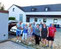 Bild: hai
Allein mit der Sanierung des Daches des Falkenheims (im Hintergrund) und der Garagen (links) im kommenden Jahr steht der Vorstandsriege vom Zeltlagerverein Speichersdorf mit Jürgen Degin, Angela Fraunholz, Viola Eisenhut, Hermann Eisenhut, Marit Kaiser, Wilfried Schlöger, Sandra Redel und Werner Kaiser mächtig viel Arbeit ins Haus.