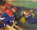 Bild: rab
Mit Hilfe von Hebekissen befreien die Feuerwehr-Nachwuchskräfte bei diesem Einsatz eine unter einem Anhänger eingeklemmte Person.