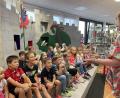 Bild: Bücherei Schwarzenfeld/Alexandra Kirst
Die Vorlesestunde im Ferienprogramm des Markts Schwarzenfeld begeisterte die Kinder.