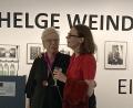 Bild: aks
Doris Dörrie (links) und Carla Weindler beim Besuch der Helge-Weindler-Ausstellung in Amberg.