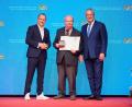 Bild: BayStM/exb
BLSV-Präsident Jörg Ammon (links) und Innenminister Joachim Herrmann (rechts) ehrten Bernhard Popp (Mitte).