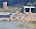 Bild: Thomas Dobler
Die Baustelle am Eixendorfer Staudamm hat ihre Besonderheiten. Der Wasserstand des Sees musste im Vorjahr dafür um sechs Meter abgesenkt werden. Auf diesem Niveau befindet sich auch die Arbeitsebene. Sechs Meter in die Tiefe entsteht eine dichte Baugrube.