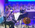 Bild: ck
James Pflaum und Susi Lotter begeistern bei ihrem Wohnzimmerkonzert im Restaurant der Stadthalle Vohenstrauß.