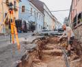 Bild: sfo
Archäologe Matthias Hoffmann von der Firma In Terra Veritas aus Weiden deutet auf einen Bereich in der Bärnauer Silberstraße. An dieser Stelle sind Steinblöcke der früheren Stadtmauer entnommen worden. Vor der Sanierung des Silberbergs wurden in zwei Abschnitten der Straßen archäologische Untersuchungen durchgeführt.
