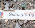 Bild: Patrick Pleul/zb/dpa
Splitter und ein Schild mit der Aufschrift „Geldautomat“ liegen auf dem Fußboden.