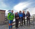 Bild: Rainer Rahn/Alpenverein Marktredwitz/exb
Tourenführer Rainer Rahn (von links), Karin und Anton Hollmann, Gerhard Schneider und Willi Födisch bei ihrer Tour. Im Hintergrund einige Gipfel der Venedigergruppe.