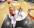 Bild: Michael Schwartz/dpa 
Deutschlands Top-Talent Franz Wagner (links) zieht beim Supercup gegen Superstar Nikola Jokic (vorne) aus Serbien zum Korb. Auf Duelle wie diese freuen sich auch die Oberpfälzer Basketballfans bei der EM ab Donnerstag.
