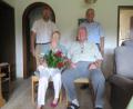 Bild: jzk
Zweiter Bürgermeister Hermann Schraml (hintere Reihe von links) und stellvertretender Landrat Günter Kopp gratulierten Inge und Werner Krauße zur Eisernen Hochzeit.