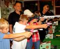Bild: R. Kreuzer
An die Schießstände, zuerst ohne Waffen, dann aber mit und unter Anleitung des Schützenmeisteramtes. Hinten links 1. Schützenmeister Roland Bäumler.