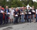 Bild: bkr
Die Pokalsieger beim Oldtimertreffen in Kemnath (von links): Hartmut Egeter, Erwin Doll, Thomas Leroy, Detlev Möstl, Elmar Högl vom KEM-Verband, Thomas Scherm, Fritz Pikale, Christoph Ferber, Hubert Hecht, Dennis Kux und Bürgermeister Roman Schäffler.