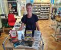 Bild: Dobler
Die ehrenamtliche Bibliothekarin Manuela Irlbacher hat in der Schwarzenfelder Bibliothek schnell geschaltet. Statt längst ausgemusterter Karl-May-Bände gibt es bei ihr ganz frische Buch-Empfehlungen zum Thema Rassismus.