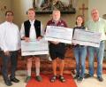 Bild: pi
Über die von Rudolf Völkl (rechts) übergebenen Spenden freuen sich Pfarrer John Subash, Bernhard Träger, Martin Vogl und Anja Thalhauser (von links).