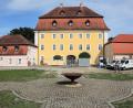 Bild: Wolfgang Steinbacher
Schloss Theuern wird derzeit saniert, für den dritten und letzten Bauabschnitt hat sich nun eine neue Nutzungsvariante aufgetan: Das Hauptgebäude (gelbes Gebäude in der Mitte) wird künftig rein museal genutzt, das links angrenzende Jägerhaus wird als Außenstelle des Jugendamts dienen.