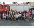 Bild: jr
28 Kinder verbrachten kurzweilige Stunden bei der Feuerwehr Mitterteich. Mit im Bild FFW-Jugendwart Johannes Schmid (links) sowie (von rechts) Jugendbeauftragter Christoph Hampel und FFW-Vorsitzender Christian Grillmeier.