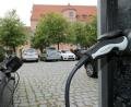Bild: Wolfgang Steinbacher
Die Möglichkeit, im Innenhof des Landratsamts das E-Auto kostenlos mit Strom aufzutanken, endet Mitte Oktober.
