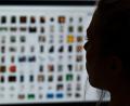 Symbolbild: dpa/Arne Dedert
Eine Kriminaloberkommissarin sitzt vor einem Auswertungscomputer bei Ermittlungen gegen Kinderpornografie und sexuellem Missbrauch.
