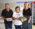 Bild: no
Ihren Laden haben (von links) Karl-Heinz und Christine Pilhöfer schon leergeräumt. Die Bürgermeisterin der Gemeinde Birgland, Brigitte Bachmann (rechts), dankt ihnen für die lange Zeit, in der sie das dörfliche Leben in Schwend mitgetragen haben.