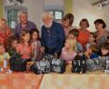 Bild: ubb
Künstler Siegfried Rahner (Mitte) aus Bärnau hat die Schatzkistchen vorbereitet und zeigte den Kindern zu Beginn des Bastelnachmittags, was zu tun ist. Gern schauten ihm auch seine Künstlerkollegen, die zur Betreuung der Buben und Mädchen gekommen waren, über die Schultern.