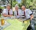 Bild: Eichl
Schwelgen in Erinnerungen: Der Vorsitzende des Gesangsvereins, Wolfgang Bäumler (links), und zwei Sangesfreunde, die schon seit über 50 Jahren dabei sind: Reinhard Schwab (Mitte) und Karl Koller (rechts).