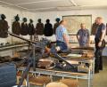 Bild: Veronika Hofinger 
Mit Liebe zum Original: Im ehemaligen Schulungsraum im Museum Kóta werden Uniformen und demilitarisierte Waffen gezeigt.