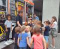 Bild: Wulfänger/exb
Interessiert hören die Kinder Michael Wirth zu. Er erläutert das Innenleben einen Einsatzfahrzeuges.