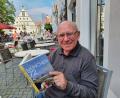 Bild: Maier
Georg Gruber bei der Lektüre eines Buches über 50 Jahre Olympische Spiele in München.