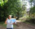 Bild: pjeb
Geopark-Rangerin Sonja Schmid zeigt auf dem Foto, wo sich einst das Fördermaschinenhaus und das Fördergerüst des früheren Bergwerks befanden. Heute ist nur noch ein leerstehendes Gebäude (hinten rechts) übrig.