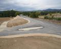 Bild: kaz
Ab Freitag, 2. September, ist die Staatsstraße 2665 zwischen der Ponnath-Kreuzung und der Einfahrt zur Wunsiedler Straße in Kemnath wieder befahrbar. Die neue Abfahrt nach Berndorf bleibt noch gesperrt.