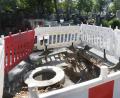 Bild: Gabi Schönberger
Dieser Brunnen auf dem Stadtfriedhof in Weiden ist seit mehreren Wochen eine Baustelle.