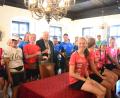 Bild: Kunz
Entspannt nach dem langem Lauf genießen die Sportler im Großen Sitzungssaal des Alten Rathauses kühle Getränke.