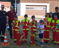 Bild: mde
Die "Löschprofis" der Feuerwehr Atzmannsberg-Köglitz legten als erste Wehr im Landkreis Tirschenreuth die "Kinderflamme" ab. Klaus Bothner (links) und Andreas Schraml (rechts) hatten die jüngsten Nachwuchskräfte darauf vorbereitet. Alois Schindler (Zweiter von links) gratulierte den Jungen und Mädchen zu ihrer "ersten Prüfung in ihrer Feuerwehrlaufbahn".