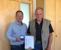 Bild: ak
Bürgermeister Christian Porsch (links) ehrte Rudolf Richter für sein jahrzehntelanges Ehrenamt mit der bronzenen Bürgermedaille