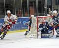 Bild: Gebert
Die Blue Devils testen nach den Siegen gegen Crimmitschau (6:3/Szene vor dem Kasten von Jaroslav Hübl) und in Heilbronn (5:3) gegen einen weiteren Club aus der DEL2. Am Sonntag um 15 Uhr gastieren die Bayreuth Tigers in der Hans-Schröpf-Arena.