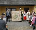 Bild: exb/Lena Lukas
Die restaurierte Schützenfahne erhält von Dekan Alexander Hösl beim Festgottesdienst mit der Roggensteiner Jugendkapelle die kirchliche Segnung.