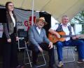 Bild: Kunz
"Am Ende sind wir die Blöden." Das Trio "Volxxang" spielt und singt Antikriegslieder.