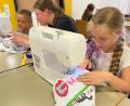 Bild: vsr
Beim Nähen an den Maschinen zeigten die Kinder ihren geschickten Umgang mit Nadel und Faden.