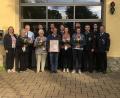 Bild: fpoz
Ehrungen bei der Feuerwehr: Im Bild (vorne, von links) Dritte Bürgermeisterin Gisela Kastner, Hilde Steinhauser, Gudrun Stobitzer, Arnold Köllner, Ramona Hasenfürter, Gerlinde Fachtan, Thomas Schimmel und Vorsitzender Markus Schultes. Hinten von links Kommandant Richard Wegmann, Philipp Schultes, Jonas Sticht, Raphael Schultes, Moritz Scharf und Gernot Schürhoff.