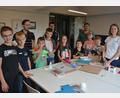 Bild: jr
Großen Spaß hatten acht Kinder bei einem Workshop, den die Freien Wähler Mitterteich um Vorsitzenden und Stadtrat Klaus Schuller (hinten rechts) im Rahmen des Ferienprogramms anboten. Mit einem Team der MINT-Garage Waldsassen durften sie vier verschiedene Raketentypen basteln.