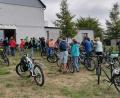 Bild: cvl
Noch sind die Außenanlagen nicht komplett fertiggestellt. Das hinderte aber den Radfahrerverein nicht daran, sich über das Konzept des Dorfladens zu informieren und am Nachmittag das dazugehörige Café für eine ausgiebige Einkehr zu nutzen.